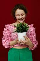 donna Tenere un' vaso di fiori nel sua mani in posa avvicinamento inalterato foto