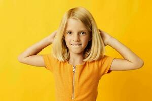 allegro poco ragazza mano gesto e divertimento giallo sfondo foto