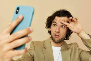 bello uomo prende un' autoscatto classico stile tecnologie isolato sfondo foto