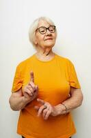 foto di pensionato vecchio signora nel casuale maglietta e bicchieri avvicinamento