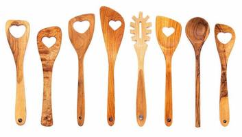 vari forma di cuore di utensili da cucina in legno cucchiai di legno e spatola di legno isolare su sfondo bianco foto