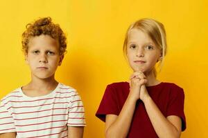 ragazzo e ragazza coccole moda infanzia divertimento isolato sfondo foto