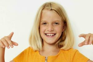 carino poco ragazza con biondo capelli basamento divertimento infanzia foto