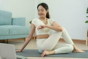 sottile donna praticante yoga su camera di sua condominio o casa. asiatico donna fare esercizi nel mattina. equilibrio, meditazione, rilassamento, calma, bene Salute, felice, relax, salutare stile di vita, dieta, sottile foto