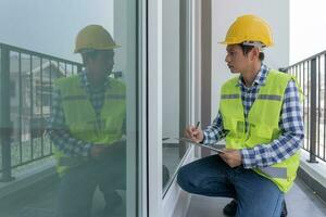 ispettore o ingegnere è ispezionando costruzione e qualità garanzia nuovo Casa utilizzando un' lista di controllo. ingegneri o architetti o contattore opera per costruire il Casa prima passaggio esso al di sopra di per il padrone di casa foto