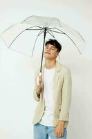 uomo trasparente ombrello un' uomo nel un' leggero giacca stile di vita inalterato foto