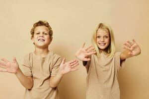 carino elegante bambini gesticolare con loro mani insieme stile di vita inalterato foto