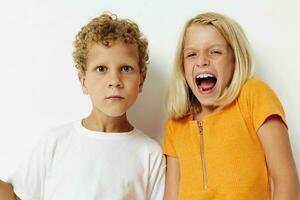 carino prescolastico bambini casuale Abiti in posa emozioni studio isolato sfondo inalterato foto