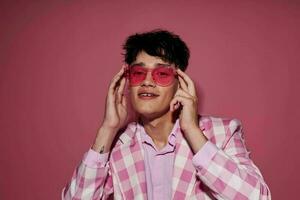 foto di romantico giovane fidanzato se stesso fiducia rosa plaid blazer moda in posa modello studio