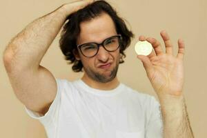 attraente uomo nel un' bianca maglietta con bitcoin criptovaluta stile di vita inalterato foto