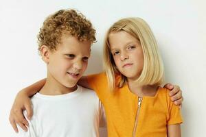 Due gioioso bambini amicizia insieme in posa emozioni stile di vita inalterato foto