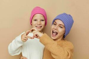 Due divertente poco ragazze nel colorato cappelli foto