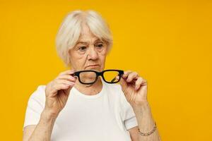 sorridente anziano donna visione i problemi con bicchieri avvicinamento emozioni foto