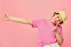 elegante adolescente ragazza modello moda Abiti cappello rosa maglietta decorazione in posa foto