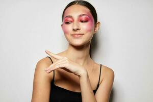 alla moda donna Sorridi luminosa rosa trucco emozioni cosmetici leggero sfondo inalterato foto