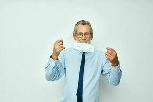 foto di pensionato vecchio uomo medico maschera protezione isolato sfondo