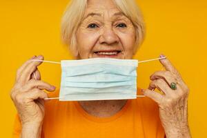 foto di pensionato vecchio signora contento stile di vita medico maschera isolato sfondo