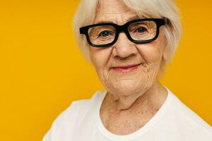ritratto di un vecchio amichevole donna Salute stile di vita occhiali isolato sfondo foto