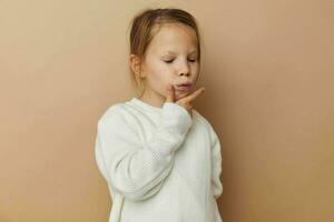 carino ragazza gioia in posa emozioni moda infanzia inalterato foto