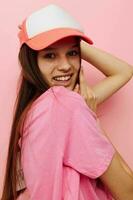 sorridente donna rosa magliette con berretto su sua testa moda estate stile foto