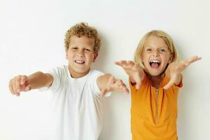 ritratto di carino bambini mano gesti divertimento infanzia stile di vita inalterato foto