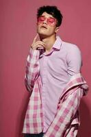 ritratto di un' giovane uomo rosa camicia e bicchieri giacca moda elegante stile isolato sfondo inalterato foto