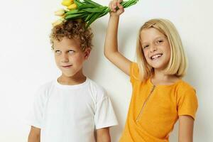 piccolo bambini con un' mazzo di fiori regalo compleanno vacanza infanzia stile di vita inalterato foto