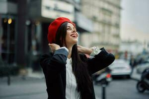 donna Sorridi con denti turista passeggiate nel il città apprendimento il storia e cultura di il posto, elegante alla moda Abiti e trucco, primavera camminare, viaggiare, metropoli. foto