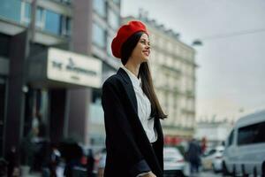 un' attività commerciale donna passeggiate nel il città contro il fondale di ufficio edifici, elegante alla moda Abiti e trucco, primavera camminare, viaggio. foto