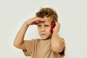 divertente Riccio ragazzo parlando su il Telefono leggero sfondo foto