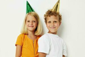 immagine di positivo ragazzo e ragazza nel multicolore caps compleanno vacanza emozione leggero sfondo foto