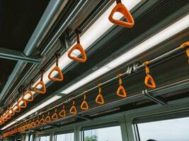 maniglie per in piedi passeggeri dentro pubblico mezzi di trasporto foto