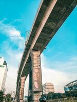 strada Visualizza e lrt treno brani alto sopra il strada, paesaggio urbano metropoli foto