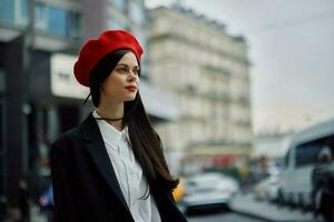 un' attività commerciale donna passeggiate nel il città contro il fondale di ufficio edifici, elegante alla moda Abiti e trucco, primavera camminare, viaggio. foto