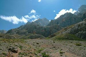 montagna valle con blu cielo e nuvole foto