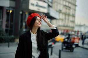 donna Sorridi con denti turista passeggiate nel il città apprendimento il storia e cultura di il posto, elegante alla moda Abiti e trucco, primavera camminare, viaggiare, metropoli. foto