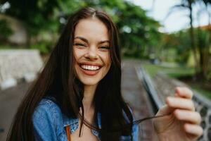 ritratto di un' donna brunetta Sorridi con denti a piedi al di fuori contro un' fondale di palma alberi nel il tropici, estate vacanze e all'aperto ricreazione, il spensierato stile di vita di un' libero professionista alunno. foto