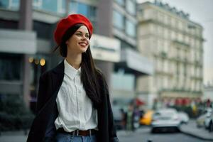 un' Sorridi donna con attività commerciale denti passeggiate nel il città contro il fondale di ufficio edifici, elegante alla moda Abiti e trucco, primavera camminare, viaggio. foto