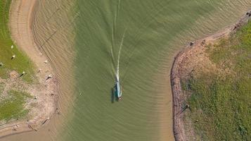 Vista aerea dall'alto del tour in barca a sangklaburi nella provincia di Kanchanaburi in Tailandia foto