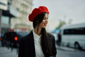 donna Sorridi con denti turista passeggiate nel il città apprendimento il storia e cultura di il posto, elegante alla moda Abiti e trucco, primavera camminare, viaggiare, metropoli. foto