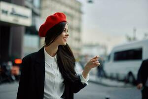 donna Sorridi con denti turista passeggiate nel il città apprendimento il storia e cultura di il posto, elegante alla moda Abiti e trucco, primavera camminare, viaggiare, metropoli. foto