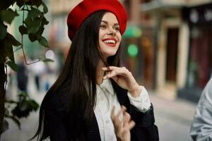 donna Sorridi con denti a piedi in giro cittadina, elegante alla moda Abiti e trucco, primavera camminare. foto