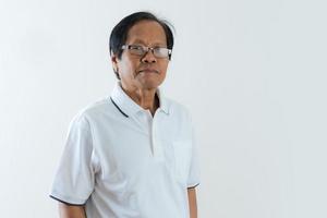 ritratto di uomo anziano asiatico con gli occhiali foto