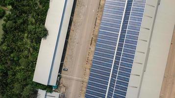 vista aerea dall'alto delle celle solari sul tetto foto
