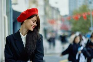 un' bellissimo Sorridi donna con denti passeggiate nel il città contro il fondale di ufficio edifici, elegante alla moda Vintage ▾ Abiti e trucco, autunno camminare, viaggio. foto