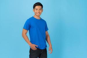 giovane uomo in maglietta blu isolato su sfondo blu