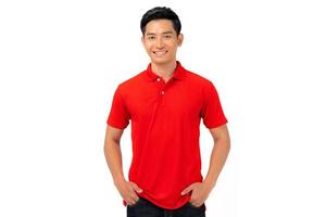 t shirt design giovane uomo in camicia rossa su sfondo bianco foto