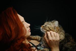 donna dai capelli rossi abbracci e colpi di gatto birichino foto