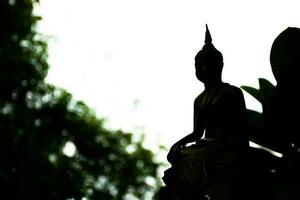 Budda statua su tramonto sfondo, buddha silhouette su blu tramonto sfondo foto