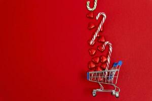 rosso festivo Natale sfondo con un' supermercato carrello foto